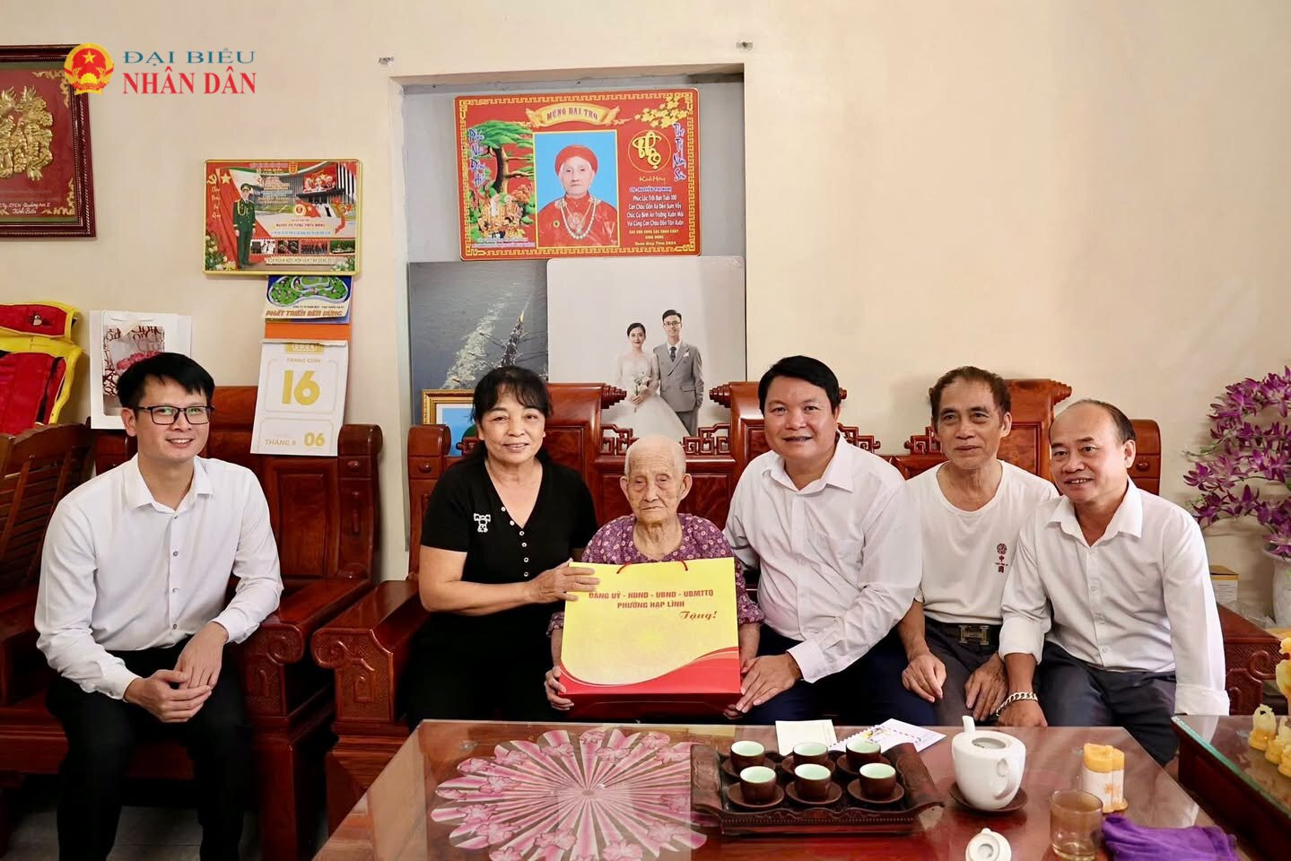Bí thư Đảng ủy, Chủ tịch HĐND phường Hạp Lĩnh Nguyễn Văn Hùng thăm, tặng quà cụ Nguyễn Thị Nghị, sinh năm 1924, tại Tổ dân phố Đông Đoài, nhân dịp Ngày Quốc tế Người cao tuổi 1/10