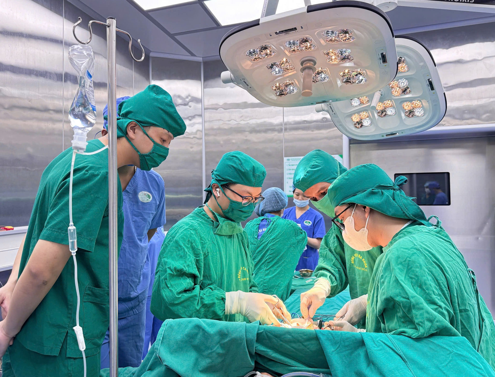 Phó Trưởng khoa Phẫu thuật Gan mật, Bệnh viện HN Việt Đức, BSCKII Mẫn Văn Chung trực tiếp thực hiện phẫu thuật tắc mật do u vater + sỏi mật tại Bệnh viện Đa khoa tỉnh Thanh Hóa