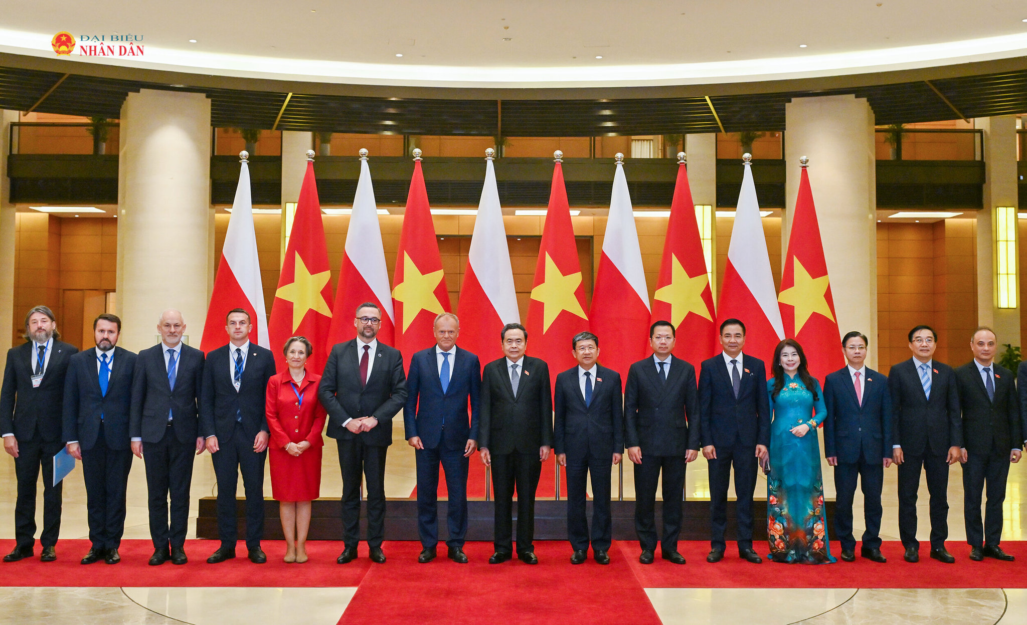 Chủ tịch Quốc hội Trần Thanh Mẫn và Thủ tướng Cộng hòa Ba Lan Donald Tusk với các đại biểu chụp ảnh chung