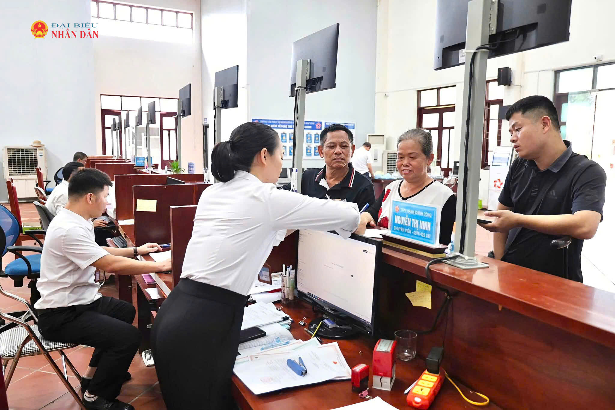 Hoạt động tiếp nhận, giải quyết thủ tục hành chính tại phường Hạp Lĩnh hướng tới công khai, thuận tiện, nâng cao chất lượng phục vụ người dân và doanh nghiệp. Ảnh: Bảo Quyên