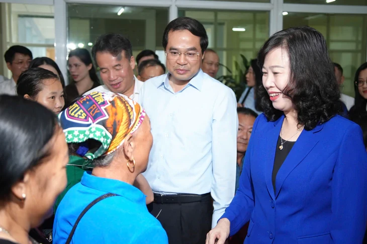 Bộ trưởng Y tế Đào Hồng Lan và lãnh đạo tỉnh Thái Nguyên thăm hỏi, động viên người dân