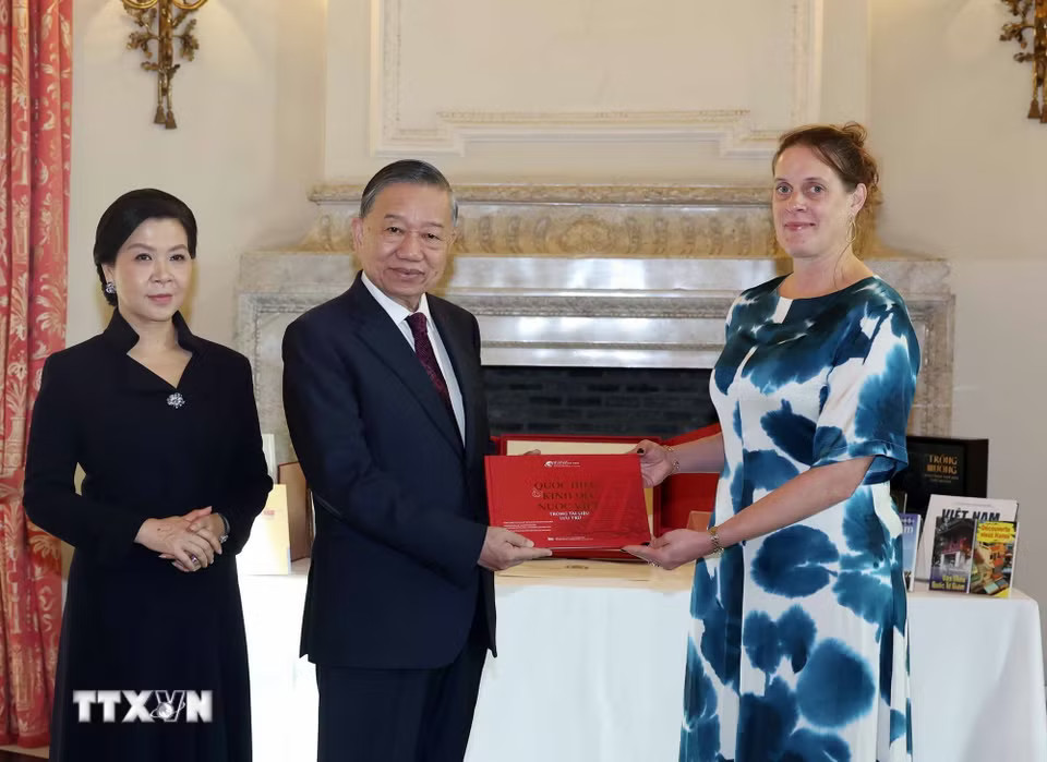 Tổng Bí thư, Chủ tịch nước Tô Lâm và Phu nhân Ngô Phương Ly đến thăm và tặng sách cho Thư viện Hoàng gia Bỉ ngày 24/10/2026 trong khuôn khổ chuyến thăm chính thức Vương quốc Bỉ