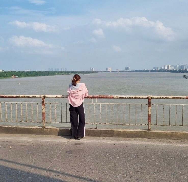 Người phụ nữ được Cảnh sát giao thông thuộc Đội 1 (Phòng CSGT Hà Nội) kịp thời cứu giúp (