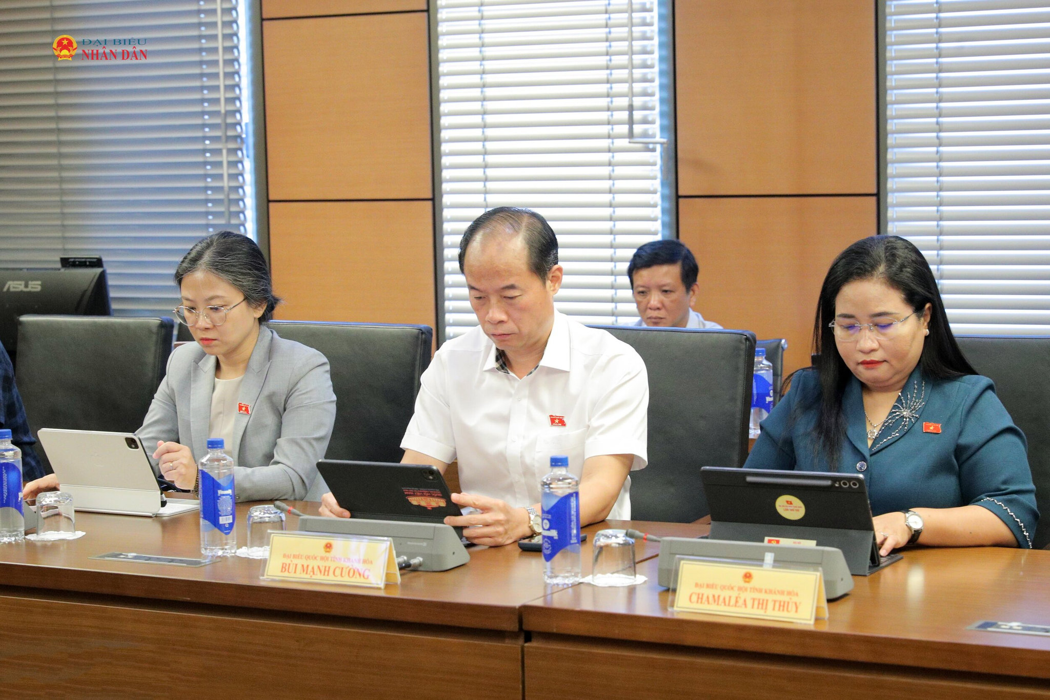 Các đại biểu tại Tổ 11 (Khánh Hòa, Quảng Ngãi, Thái Nguyên). Ảnh Hồ Long
