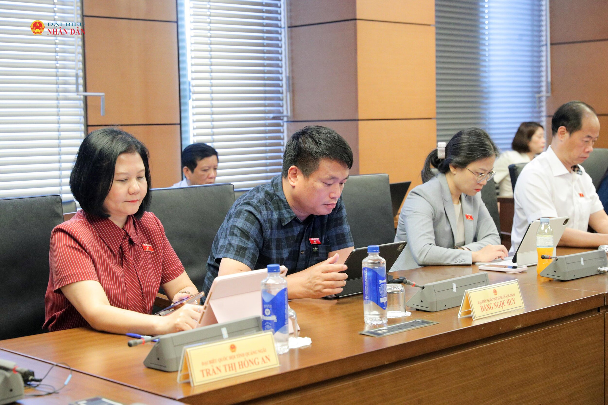 Các đại biểu tại Tổ 11 (Khánh Hòa, Quảng Ngãi, Thái Nguyên) 3. Ảnh Hồ Long