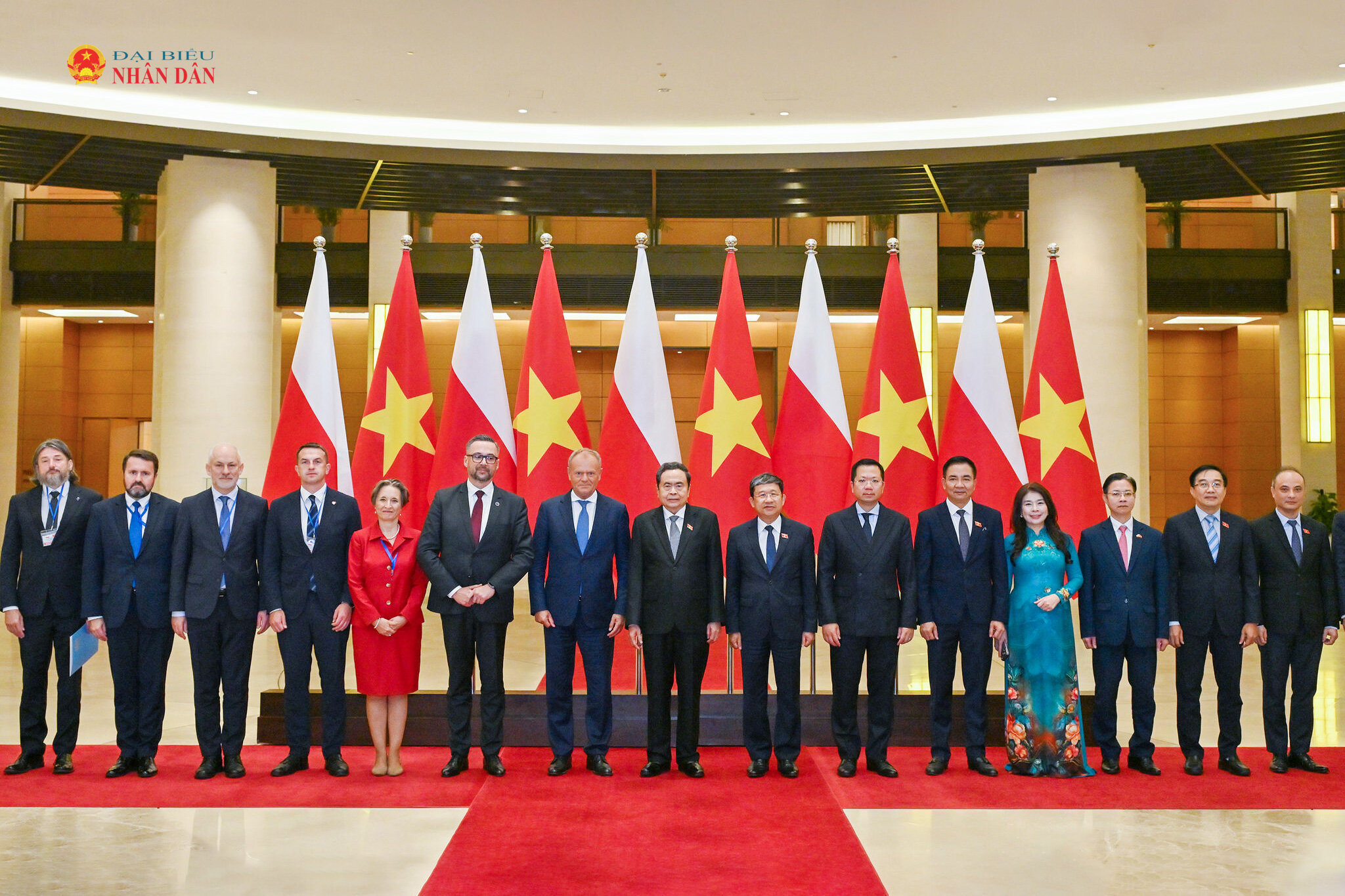 Chủ tịch Quốc hội Trần Thanh Mẫn và Thủ tướng Cộng hòa Ba Lan Donald Tusk với các đại biểu chụp ảnh chung