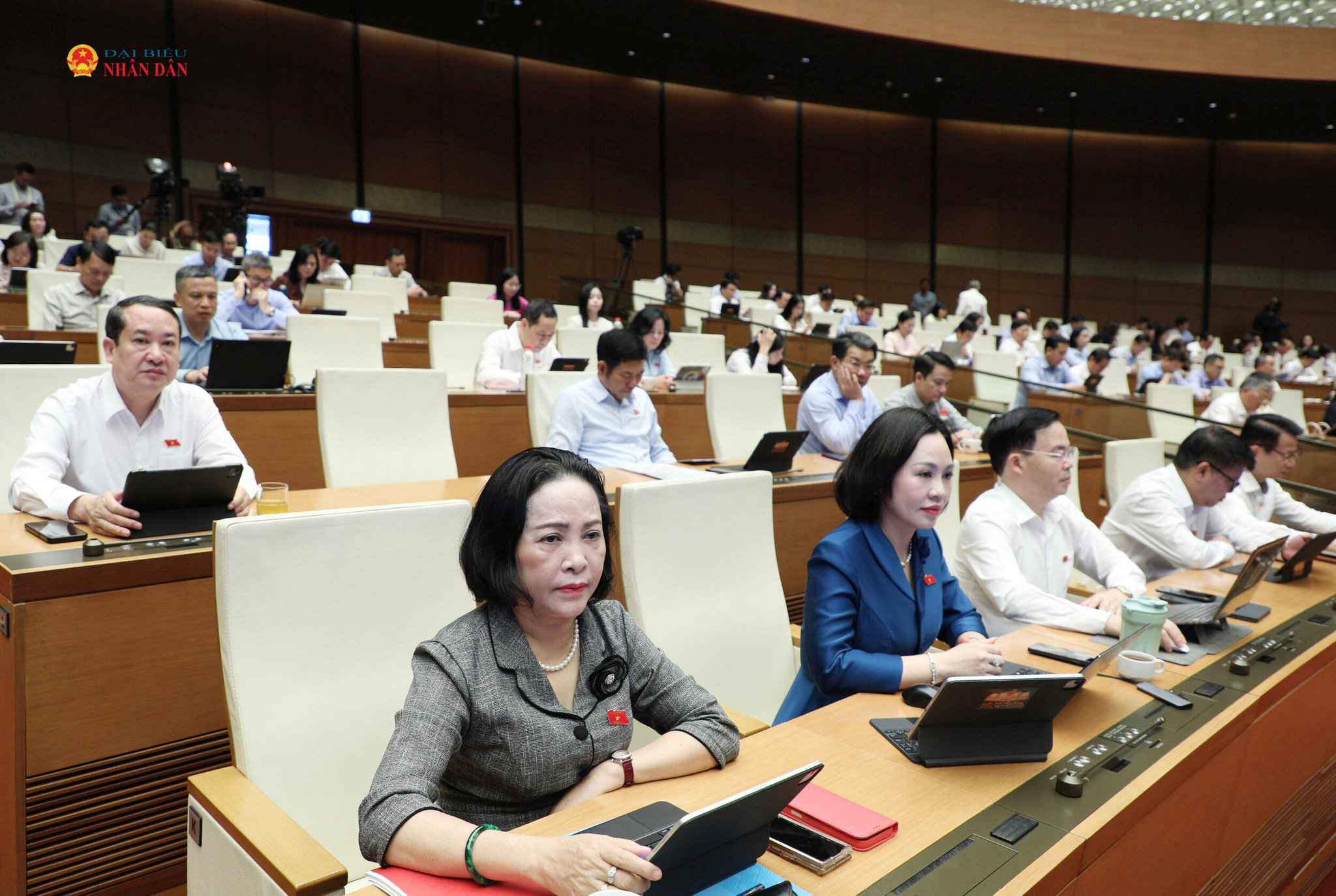 Phó Chủ tịch Quốc hội Nguyễn Thị Thanh và các đại biểu dự phiên họp