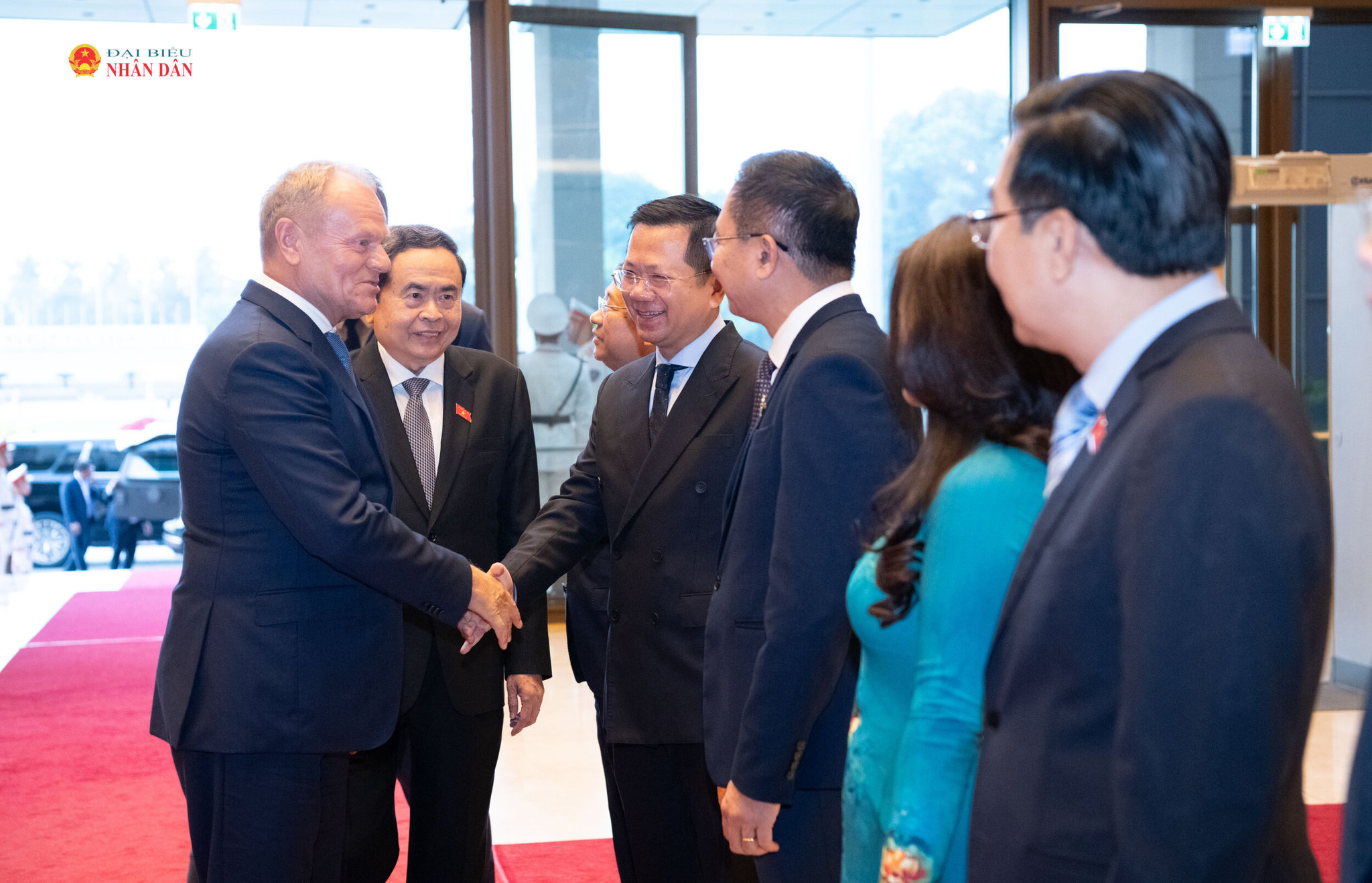Chủ tịch Quốc hội Trần Thanh Mẫn giới thiệu với Thủ tướng Cộng hòa Ba Lan Donald Tusk về thành viên Đoàn Việt Nam