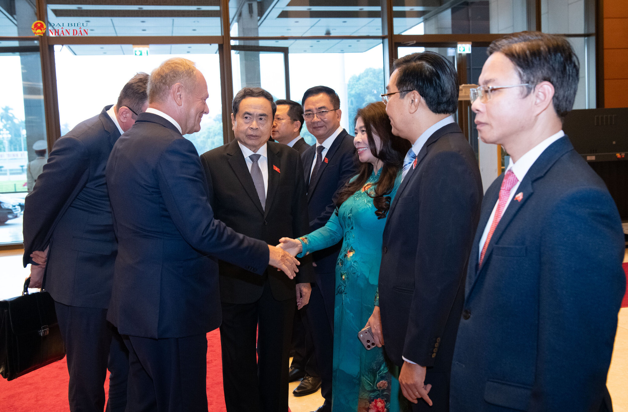 Chủ tịch Quốc hội Trần Thanh Mẫn giới thiệu với Thủ tướng Cộng hòa Ba Lan Donald Tusk về thành viên Đoàn Việt Nam