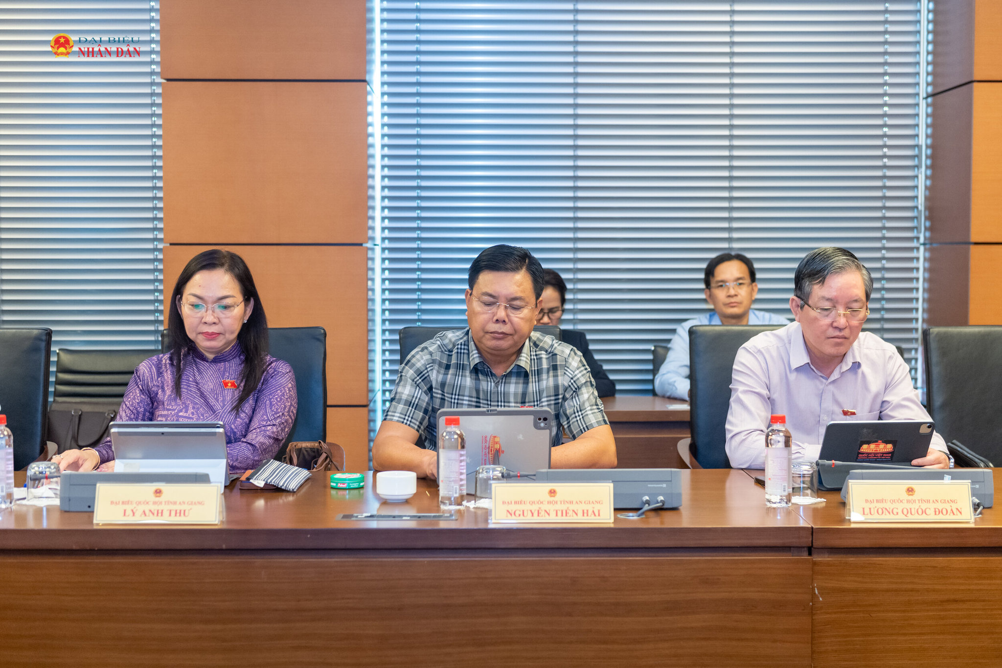 Các ĐBQH tỉnh An Giang tại phiên thảo luận tổ. Ảnh: Mạnh Hưng