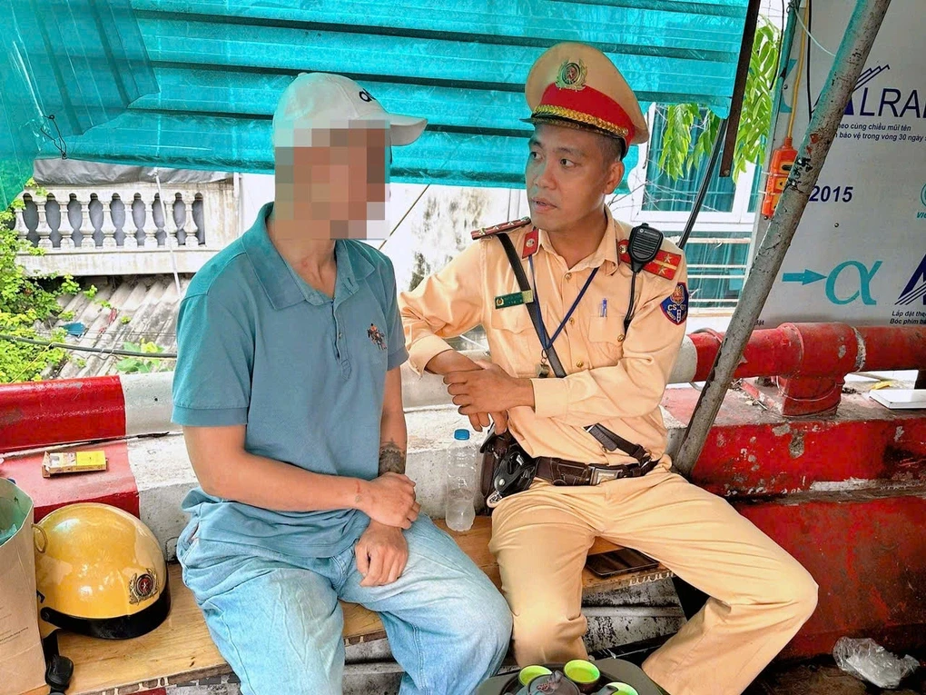 CSGT khuyên nhủ người đàn ông có ý định nhảy cầu tự tử (