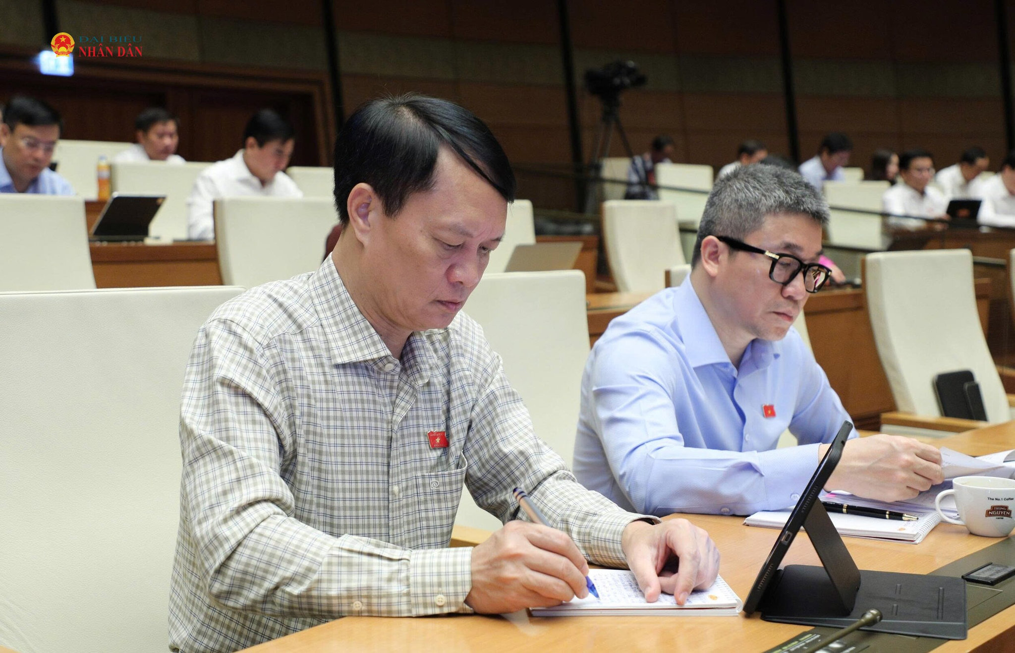 Các ĐBQH dự phiên thảo luận tại Hội trường