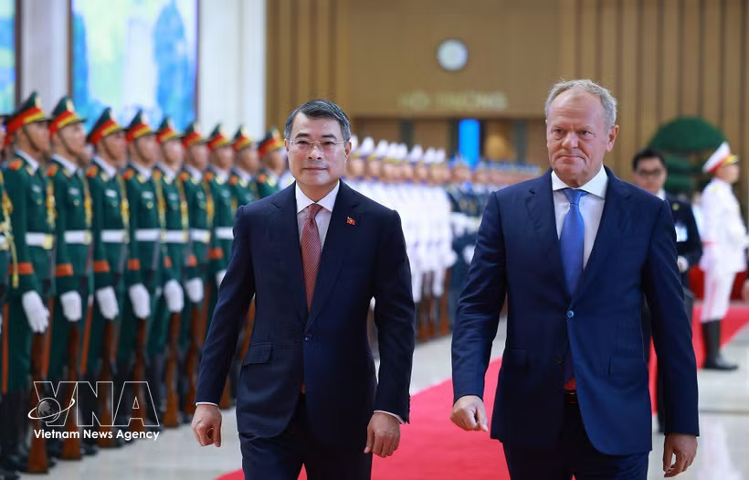 Prime Minister Le Minh Hung (L) hosts an official welcome ceremony for his Polish counterpart Donald Tusk in Hanoi on October 26 morning. (Photo: VNA)