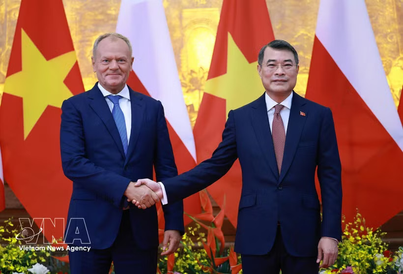 Prime Minister Le Minh Hung (right) and Polish Prime Minister Donald Tusk at their talks in Hanoi on October 26 (VNA)