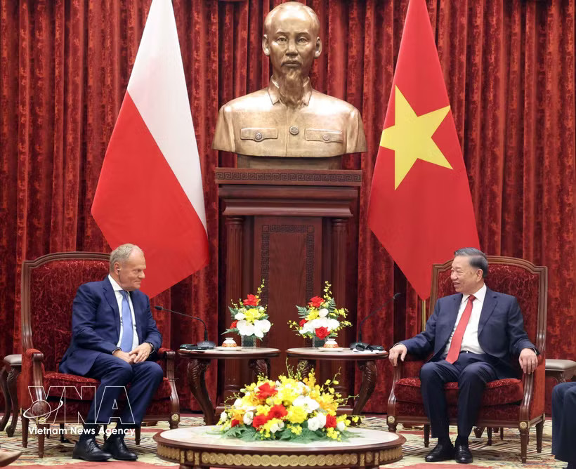 General Secretary of the Communist Party of Vietnam Central Committee and President To Lam (right) and Polish Prime Minister Donald Tusk at their meeting in Hanoi on October 26. (Photo: VNA)