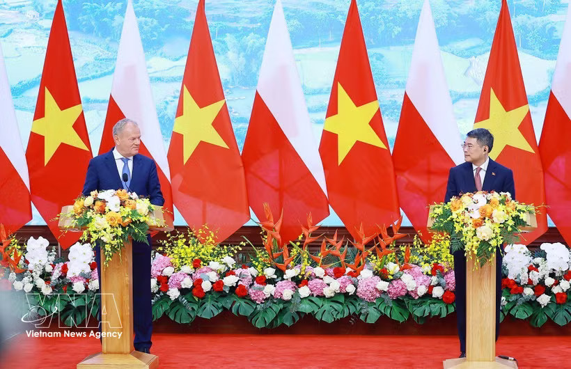 Prime Minister Le Minh Hung (R) and his Polish counterpart Donald Tusk at the press briefing in Hanoi on October 26, 2026. (Photo: VNA)