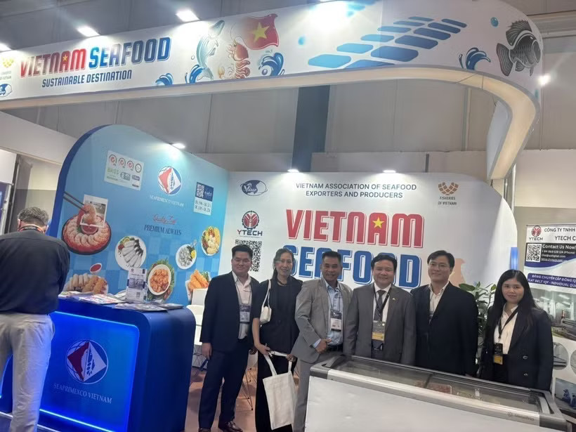 Ambassador Bui Van Nghi and Vietnamese seafood businesses at the 2026 Seafood Show Latin America (Photo published by VNA)