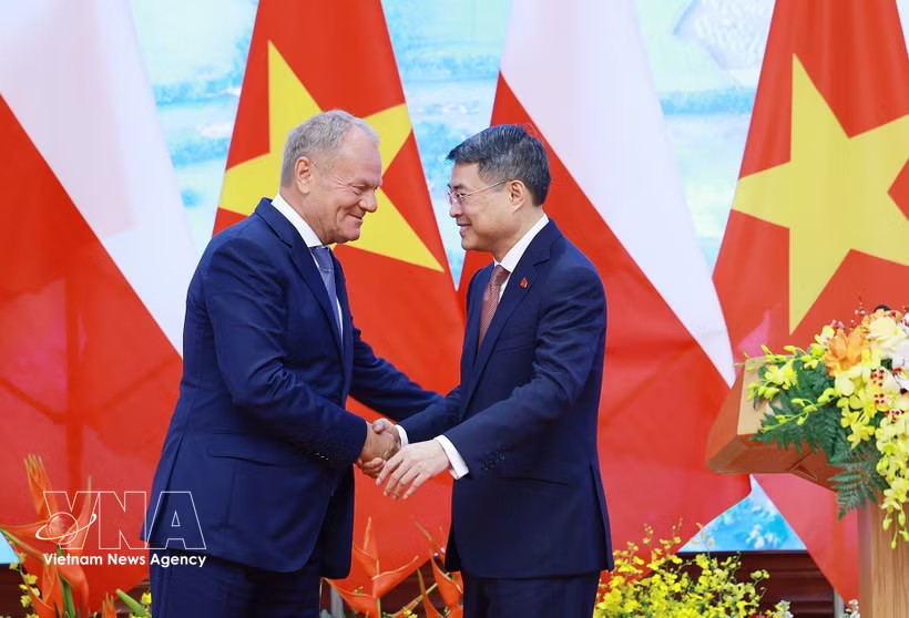 PM Le Minh Hung (R) meets with his Polish counterpart Donald Tusk. (Photo: VNA)