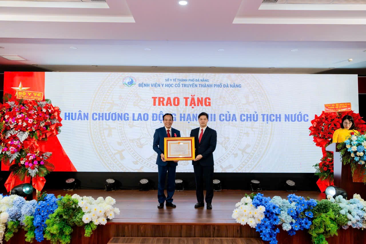 Thứ trưởng Thường trực Bộ Y tế Vũ Mạnh Hà trao Huân chương Lao động hạng Ba của Chủ tịch nước cho Giám đốc bệnh viện Nguyễn Văn Ánh