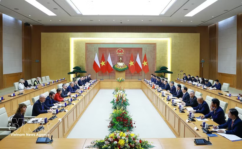 Prime Minister Le Minh Hung holds talks with his Polish counterpart Donald Tusk in Hanoi on October 26 (Photo: VNA)