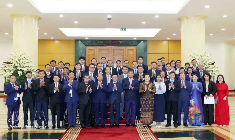 Politburo member and Standing Member of the Communist Party of Vietnam Central Committee’s Secretariat Tran Cam Tu (eighth from left), Vietnamese officials and the Cambodian People’s Party delegation pose for a group photo in Hanoi on October 26, 2026. (Photo: VNA)