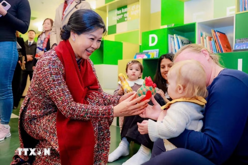 Bà Ngô Phương Ly, Phu nhân Tổng Bí thư, Chủ tịch nước và Hoàng hậu Mary tham quan phòng đọc sách tại thư viện BIBLIOTEKET Rentemestervej