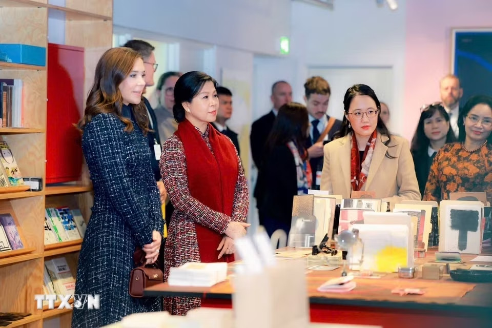 Bà Ngô Phương Ly, Phu nhân Tổng Bí thư, Chủ tịch nước và Hoàng hậu Mary tham quan phòng đọc sách tại thư viện BIBLIOTEKET Rentemestervej