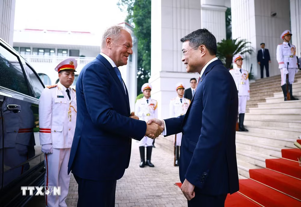 Thủ tướng Lê Minh Hưng đón Thủ tướng Ba Lan Donald Tusk. (Ảnh: Dương Giang/TTXVN) Thủ tướng Lê Minh Hưng đón Thủ tướng Ba Lan Donald Tusk