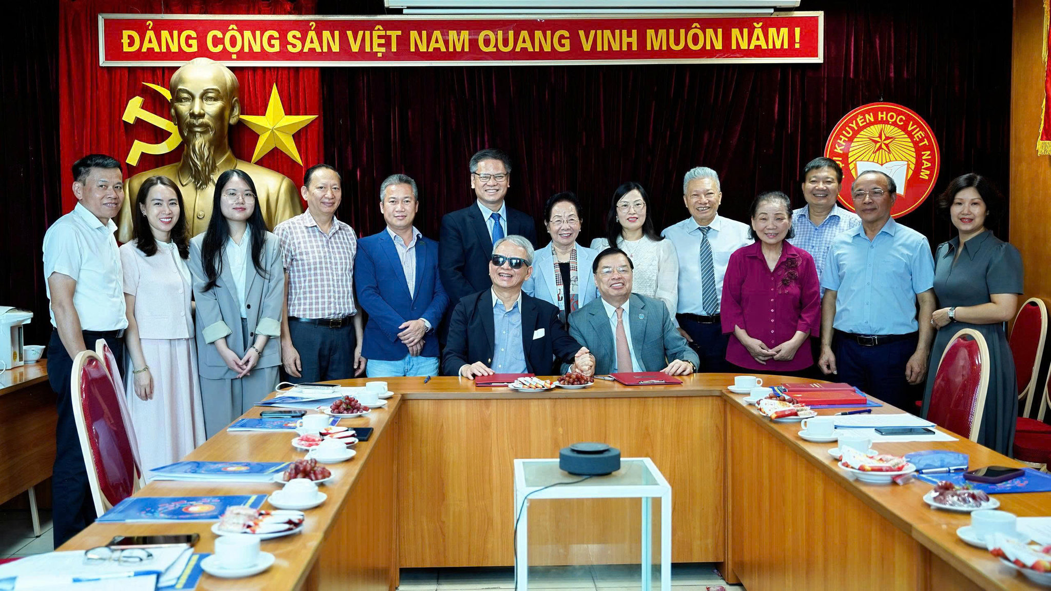 Các đại biểu chụp ảnh lưu niệm sau Lễ ký kết Biên bản ghi nhớ hợp tác giữa Hội Khuyến học Việt Nam và The Vietnam Foundation (VNF)