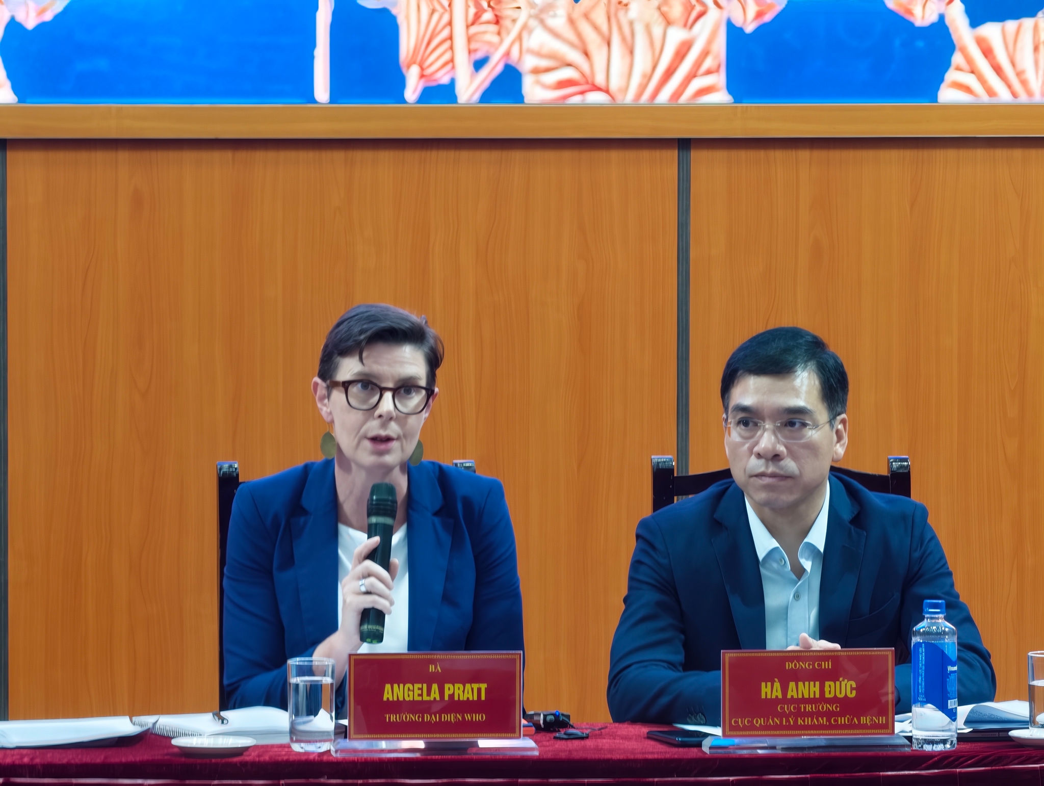 Trưởng Đại diện WHO tại Việt Nam Angela Pratt phát biểu tại buổi họp báo.