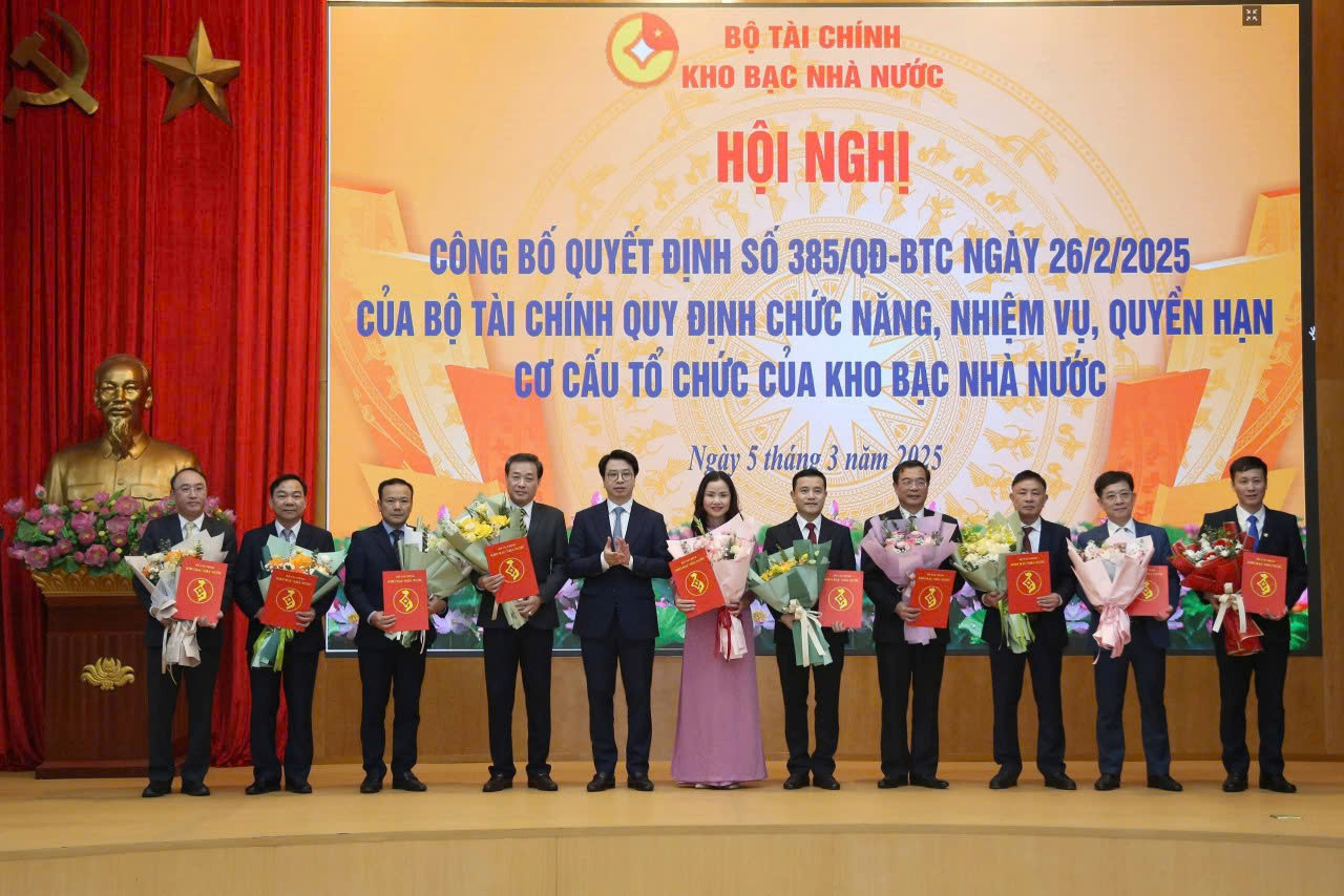Giám đốc Kho bạc Nhà nước trao quyết định bổ nhiệm Giám đốc các KBNN khu vực