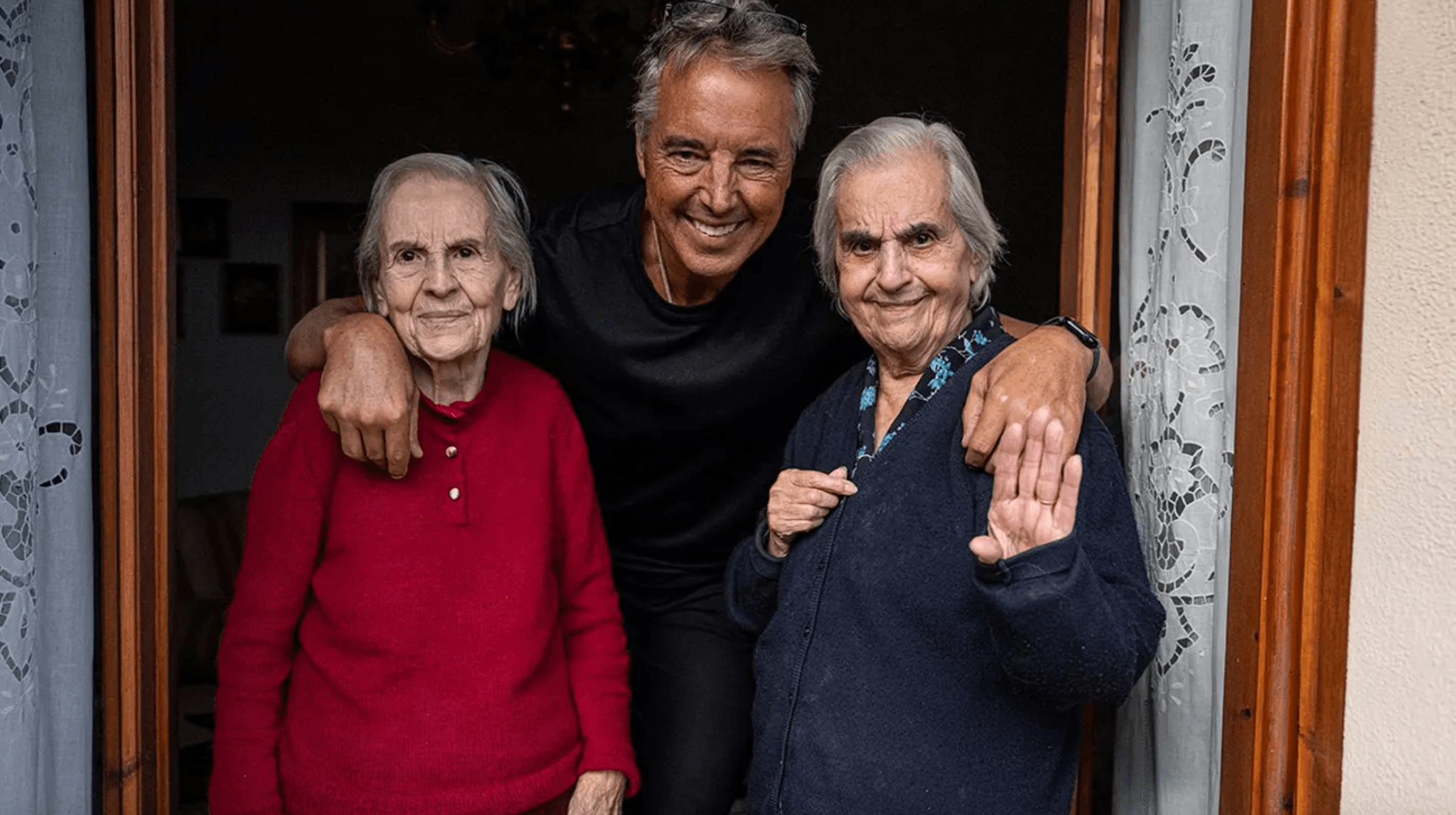Ông Dan Buettner (ở giữa) chụp ảnh cùng hai cụ bà trăm tuổi ở Bolotana