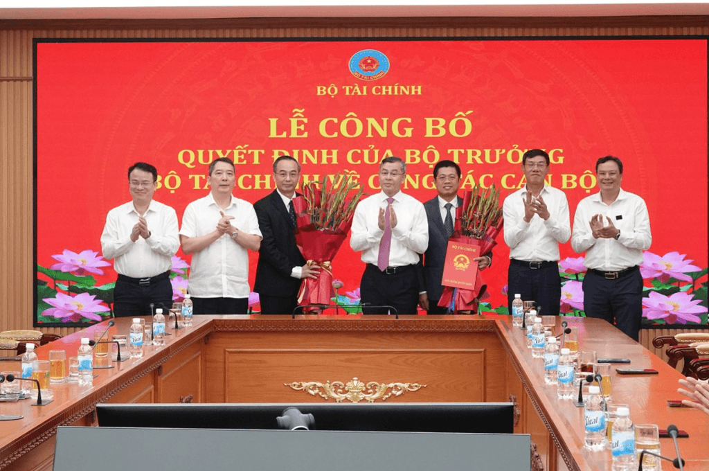 Ngày 16/10/2026, Bộ trưởng Bộ Tài chính Ngô Văn Tuấn trao quyết định bổ nhiệm, chúc mừng tân Giám đốc KBNN Phạm Đức Thắng (thứ ba từ phải qua)