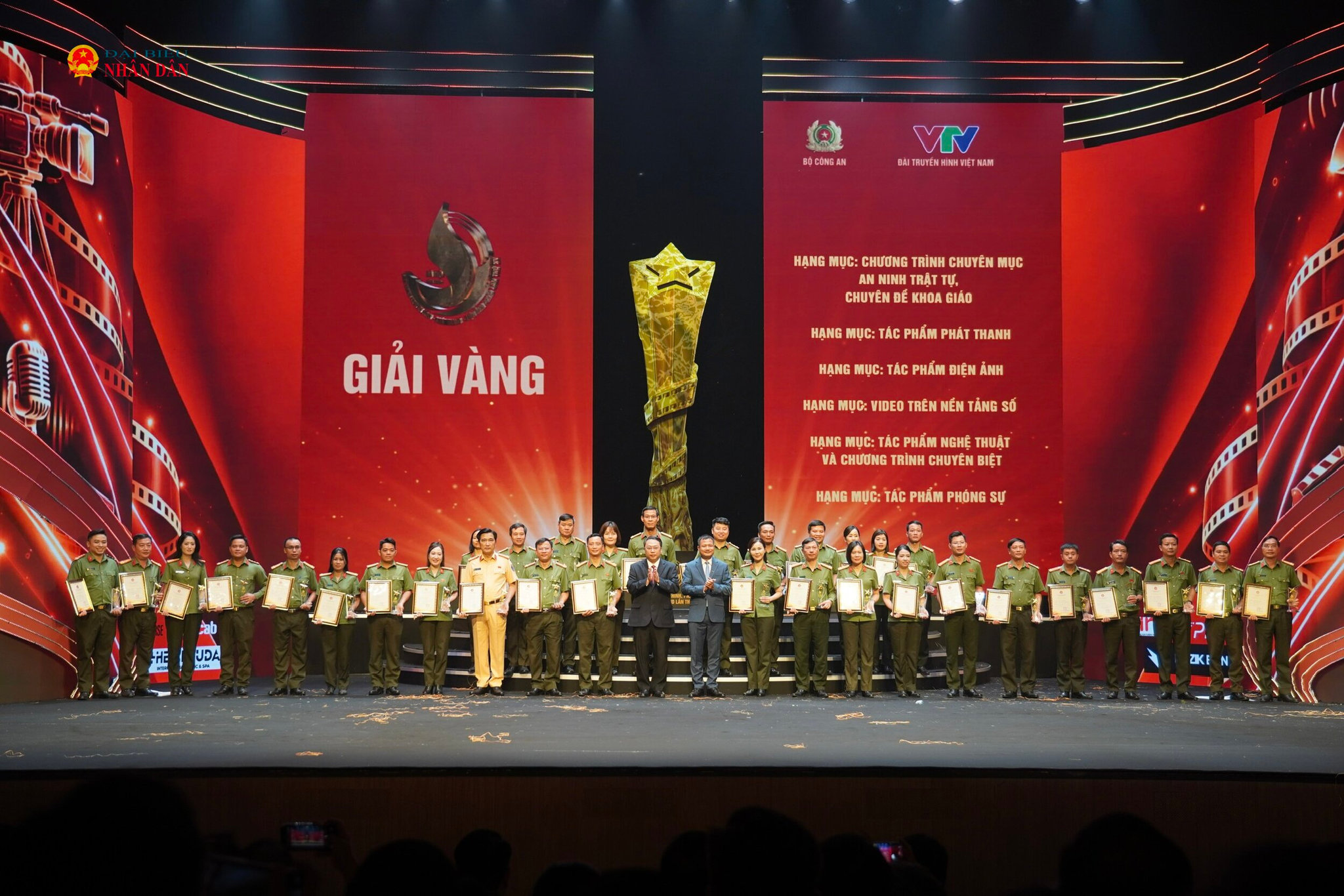 Ban Tổ chức trao Giải Vàng cho những cá nhân, tập thể xuất sắc