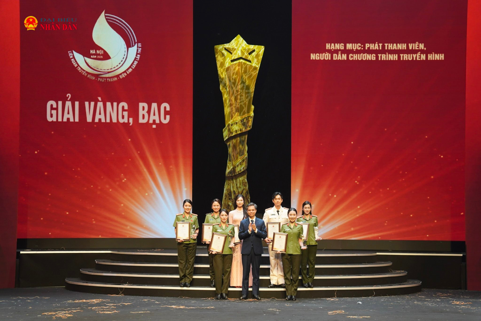 Ban Tổ chức trao Giải Vàng, Bạc cho những cá nhân xuất sắc ở hạng mục phát thanh viên, người dẫn chương trình truyền hình