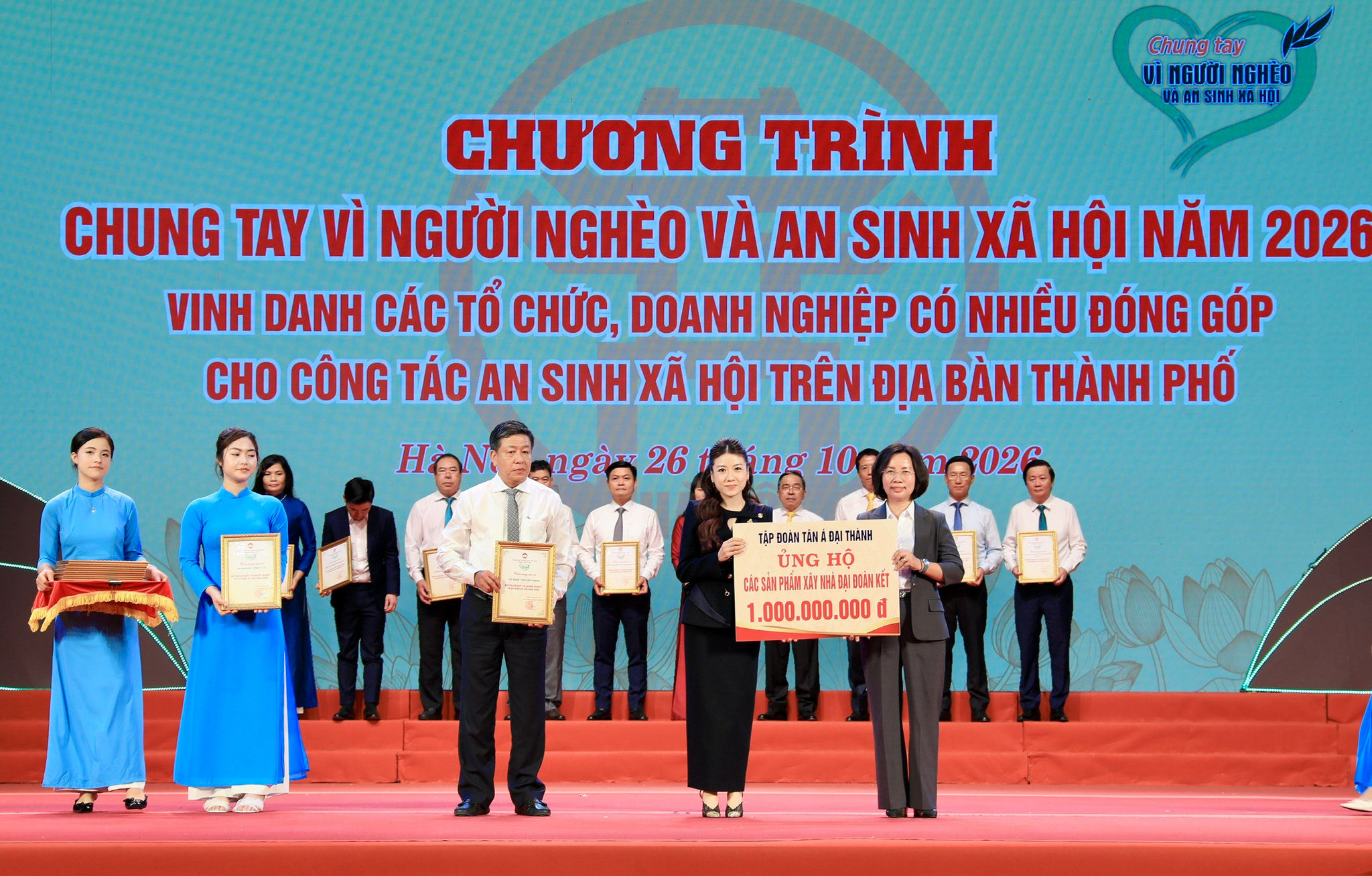 Chủ tịch Ủy ban MTTQ Việt Nam thành phố Hà Nội Bùi Huyền Mai và Phó Chủ tịch Thường trực UBND thành phố Hà Nội Dương Đức Tuấn tiếp nhận ủng hộ và trao Thư cảm ơn các đơn vị.