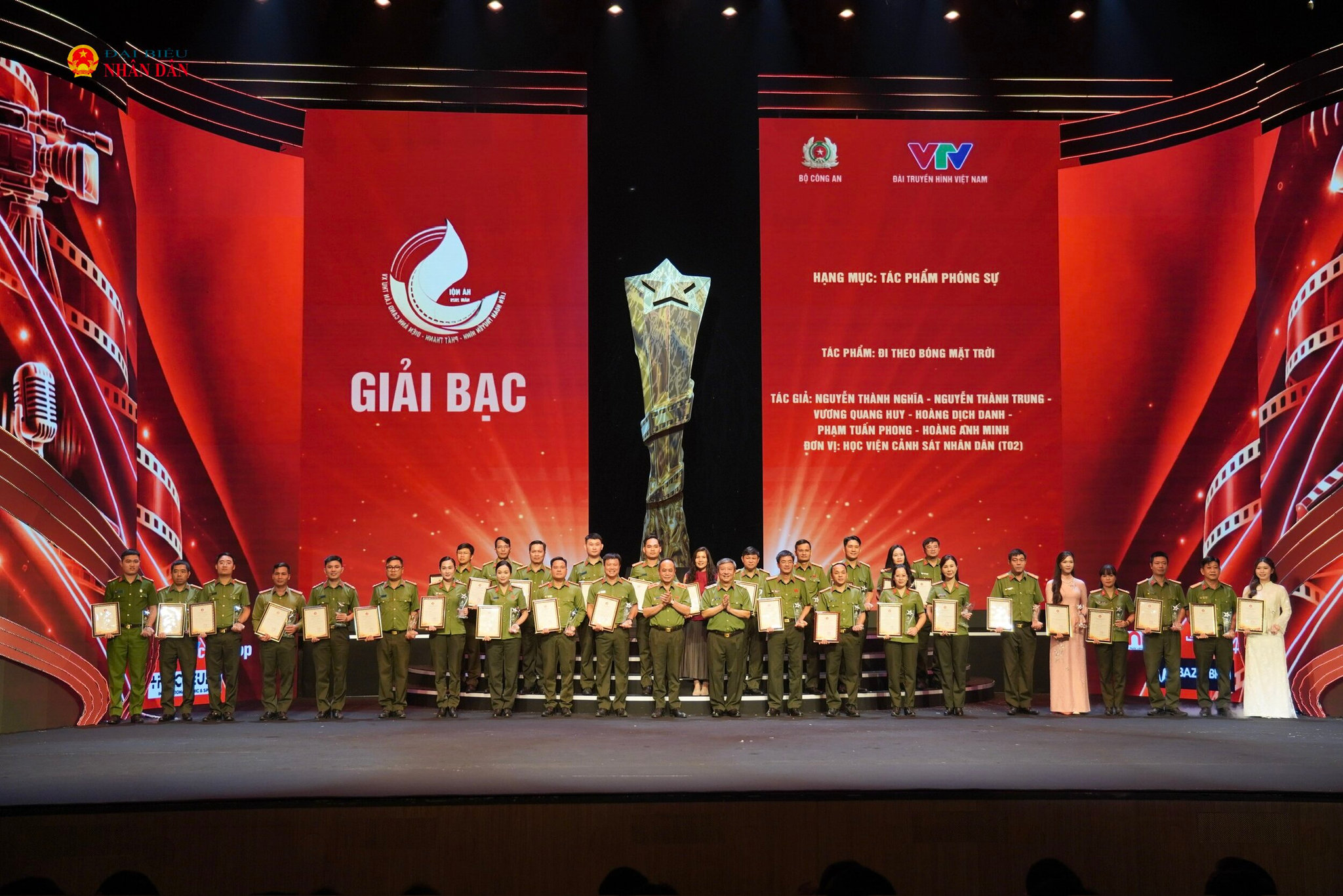 Ban Tổ chức trao Giải Vàng cho những cá nhân, tập thể xuất sắc ở hạng mục tác phẩm phóng sự