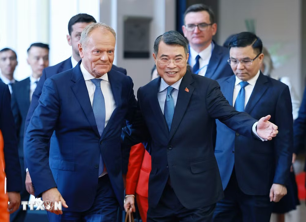 Thủ tướng Lê Minh Hưng và Thủ tướng Cộng hòa Ba Lan Donald Tusk đến dự Hội nghị bàn tròn doanh nghiệp Việt Nam-Ba Lan. (