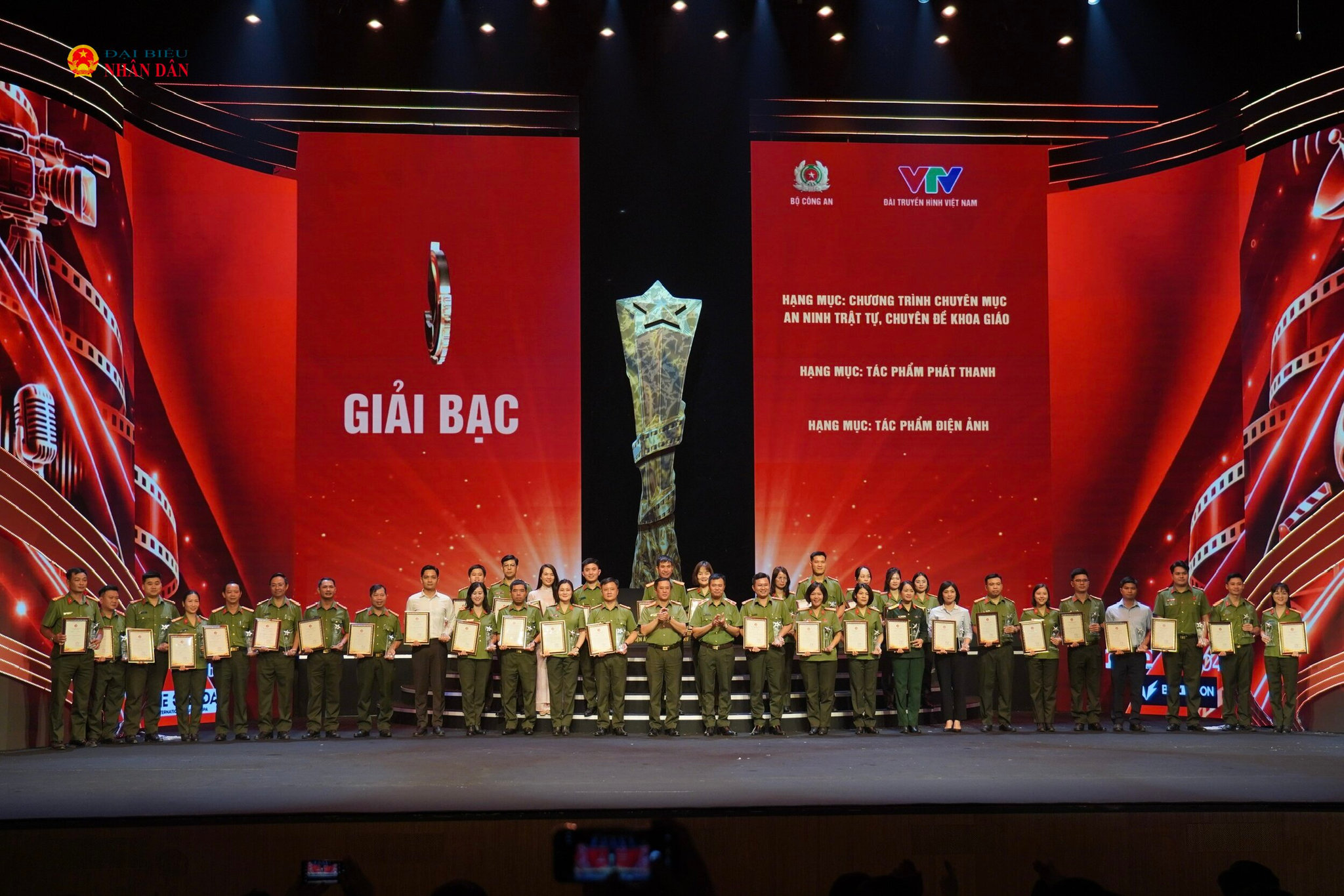 Ban Tổ chức trao Giải Vàng cho những cá nhân, tập thể xuất sắc ở hạng mục chương trình chuyên mục an ninh trật tự, chuyên đề khoa giáo