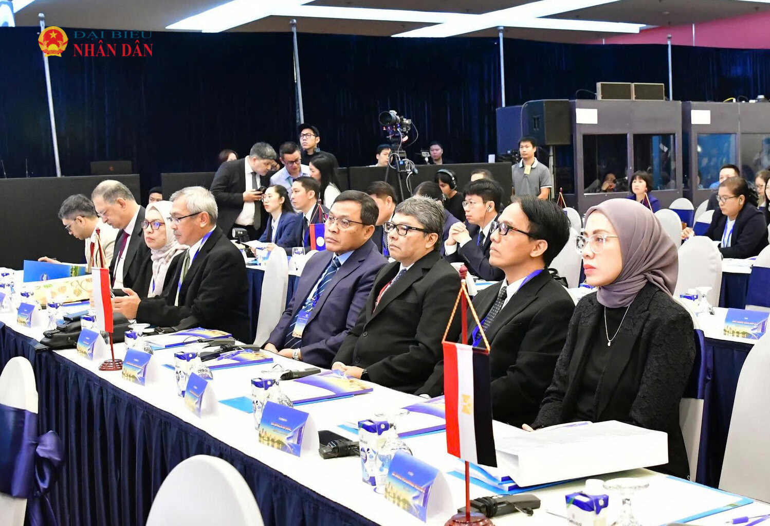 Các đại biểu dự hội thảo.1