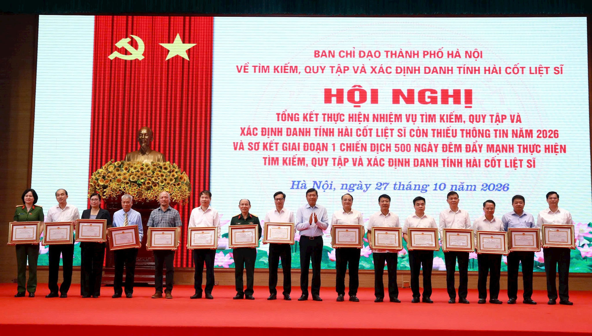 Phó Chủ tịch UBND thành phố Đỗ Anh Tuấn trao Bằng khen tặng các tập thể