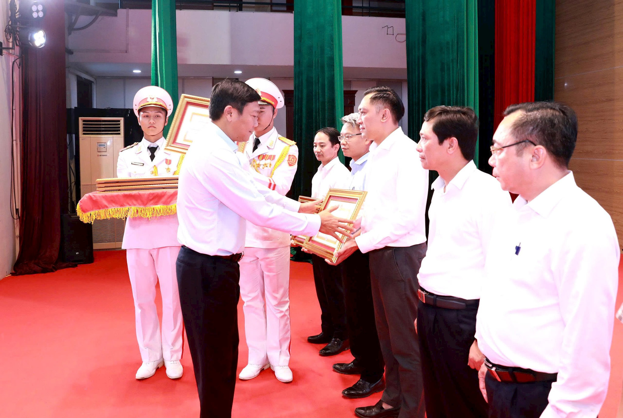 Phó Chủ tịch UBND thành phố Đỗ Anh Tuấn trao Bằng khen tặng các tập thể