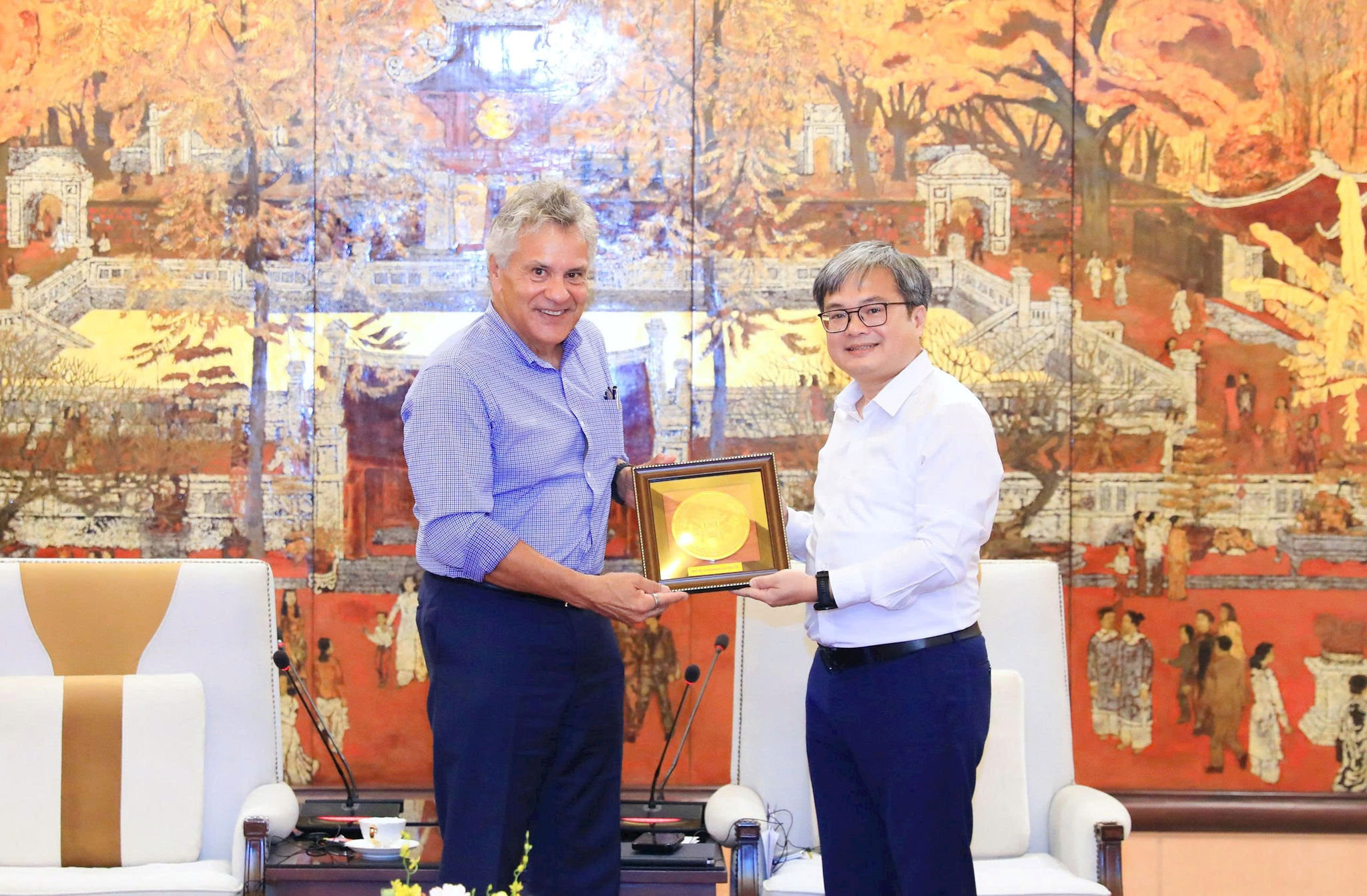 Phó Chủ tịch UBND thành phố Hà Nội Trương Việt Dũng trao quà cho ông Patrick Bergstedt, Phó Chủ tịch cấp cao, Tổng Giám đốc phụ trách khu vực châu Á và các thị trường mới nổi của Tập đoàn Moderna (Mỹ)