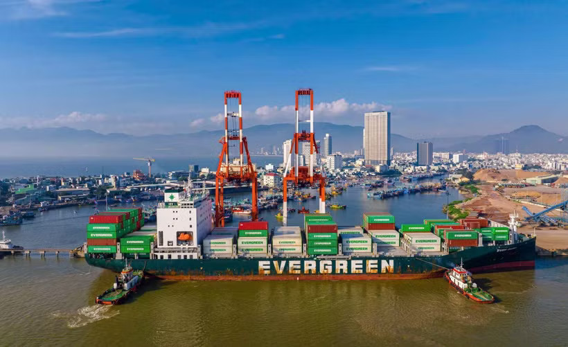A container ship has cargo hadled at Quy Nhon Port, a key import-export gateway for goods from the Central Highlands and the starting point of Gia Lai province’s logistics system. (Photo published by VNA)