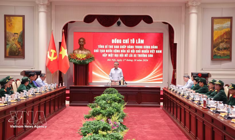 General Secretary of the Communist Party of Vietnam Central Committee and President To Lam speaks at the meeting with members of the Truong Son Female Drivers’ Company in Hanoi on October 27. (Photo: VNA)