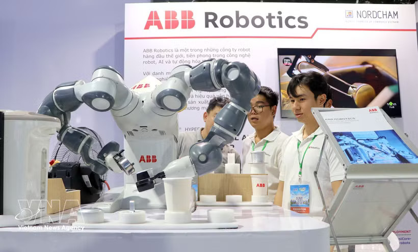 Robots and tech products are on display at GRECO 2026 (Photo: VNA)
