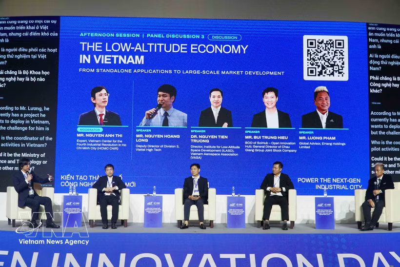 Experts share opinions at the panel discussion on low-altitude economy in Ho Chi Minh City on October 26. (Photo: VNA)