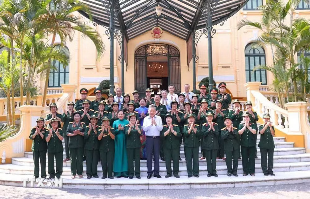 Tổng Bí thư, Chủ tịch nước Tô Lâm với đại biểu Đại đội Nữ lái xe Trường Sơn. (Ảnh: Văn Điệp/TTXVN) Tổng Bí thư, Chủ tịch nước Tô Lâm với đại biểu Đại đội Nữ lái xe Trường Sơn