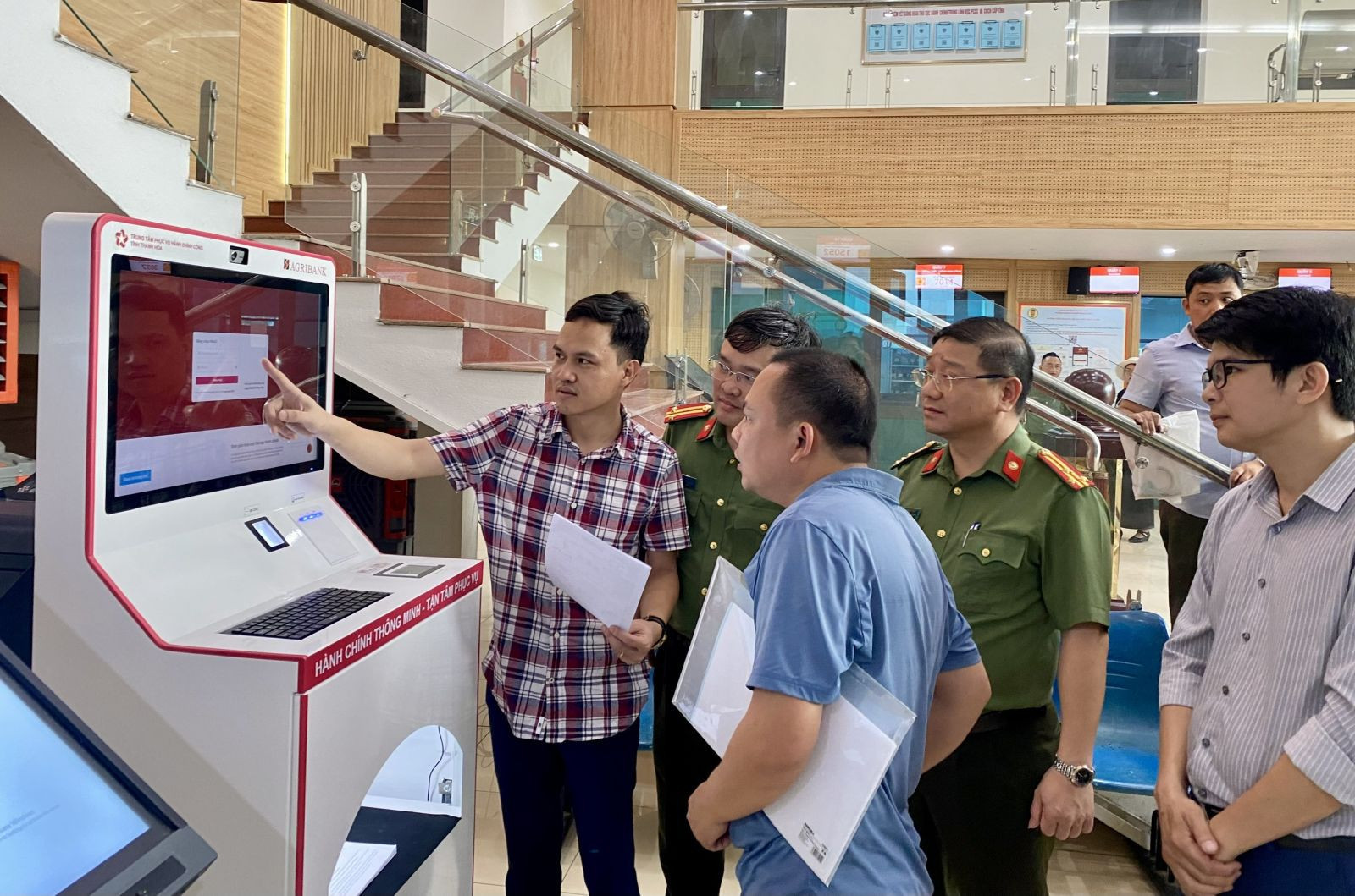 Người dân hào hứng trải nghiệm thực hiện thủ tục hành chính trên Kiosk thông minh tại Trung tâm Phục vụ hành chính công Công an tỉnh Thanh Hóa