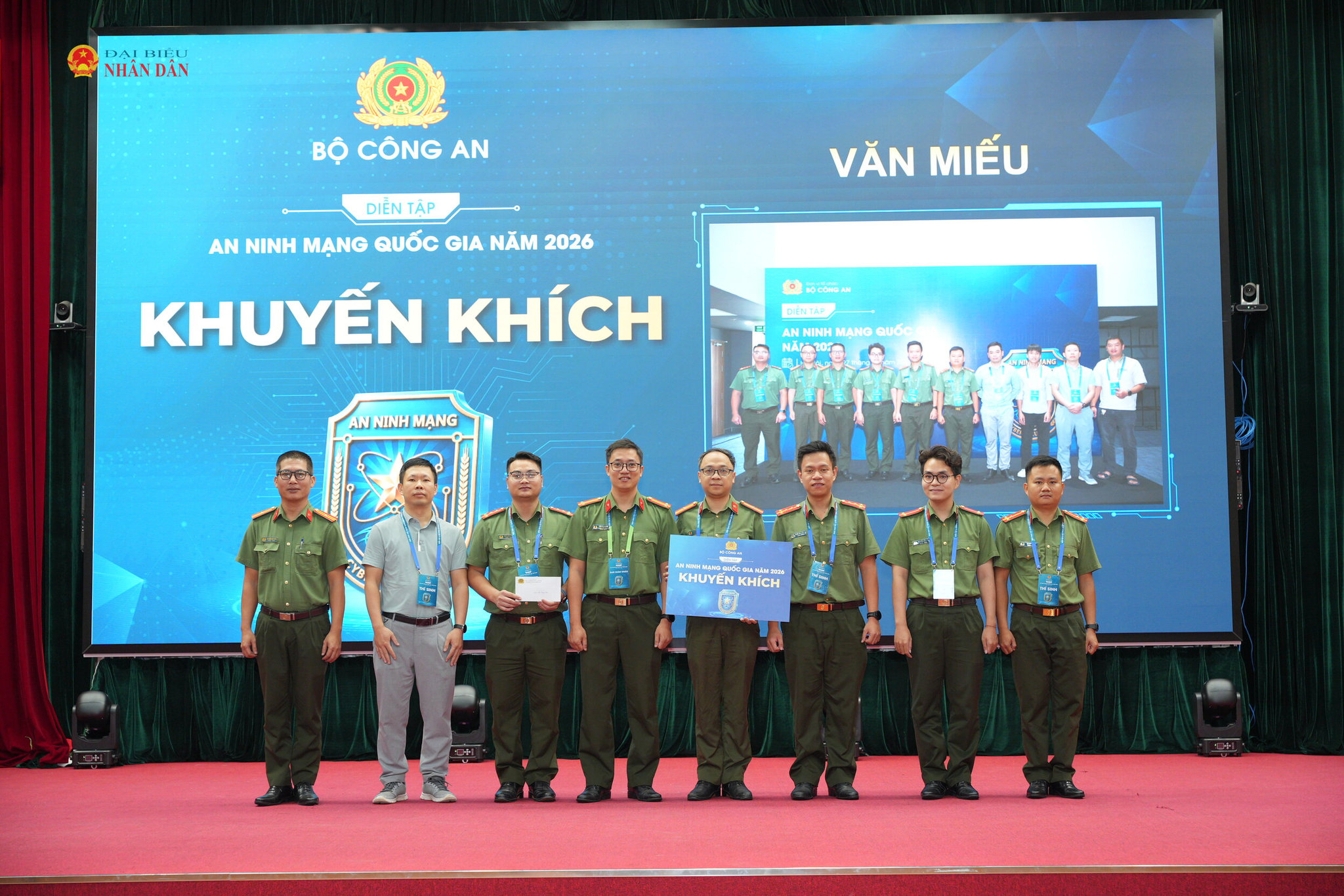 Ban tổ chức trao giải cho đội thi đạt giải khuyến khích.